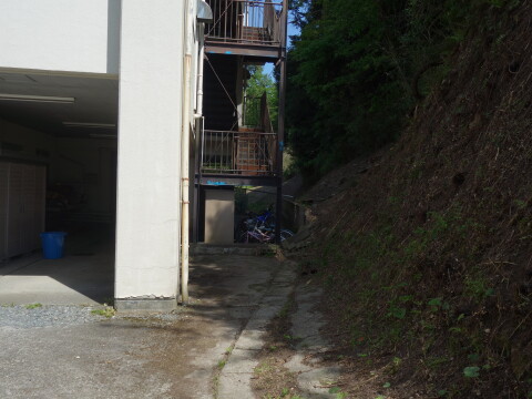 外観（建物裏手の崖）